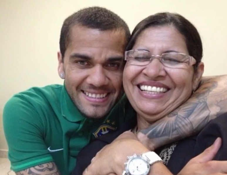 Mãe de Daniel Alves expõe jovem que acusa o jogador de estupro