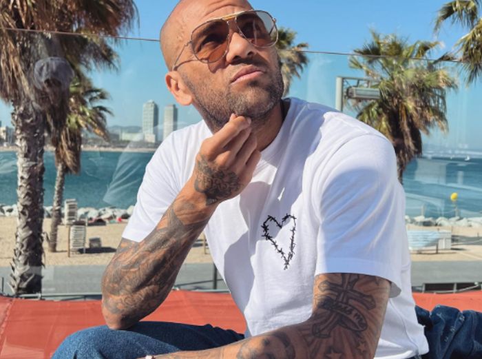 Há 70 dias sem jogar, Dani Alves pode mostrar que é importante em campo