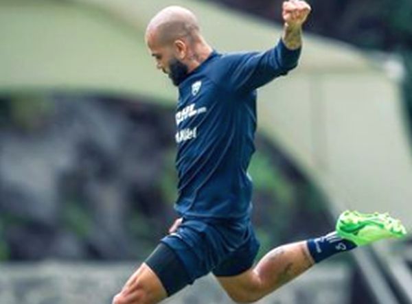 Tite confirma Daniel Alves titular e tem três dúvidas para o duelo contra Camarões