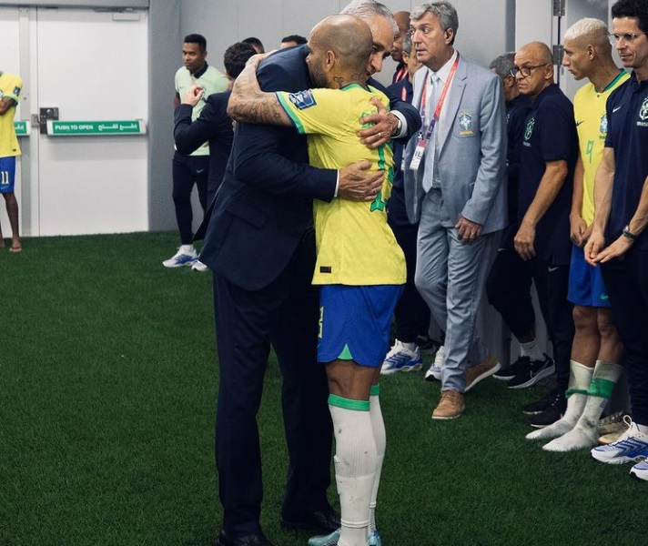 Daniel Alves publica carta aberta a Tite: 'Não mudaria nada'