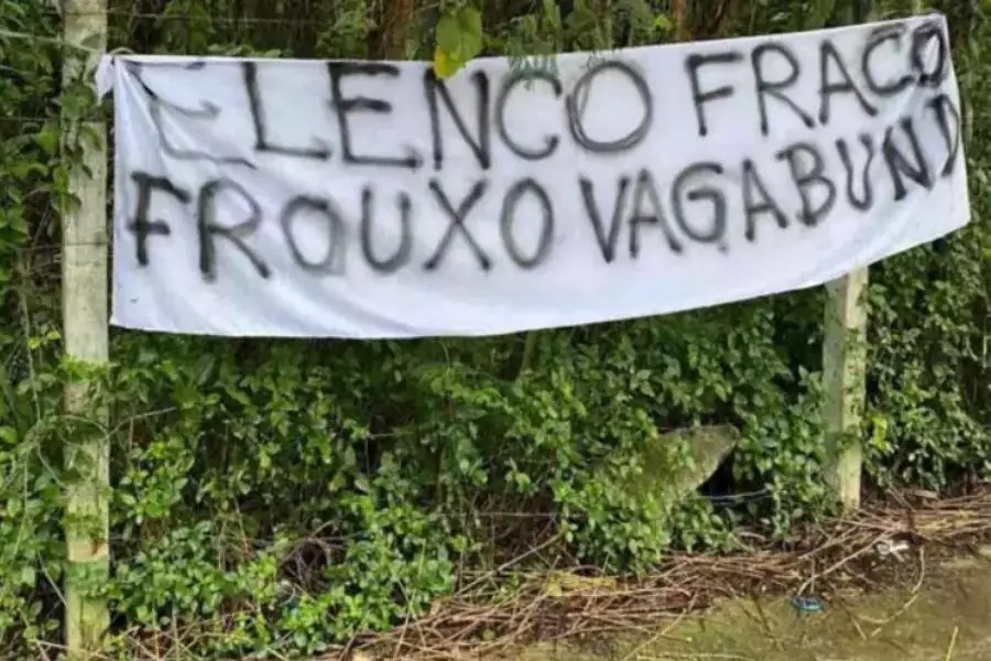 Torcedores do Vasco fazem protesto em acesso ao CT: 'Elenco vagabundo'