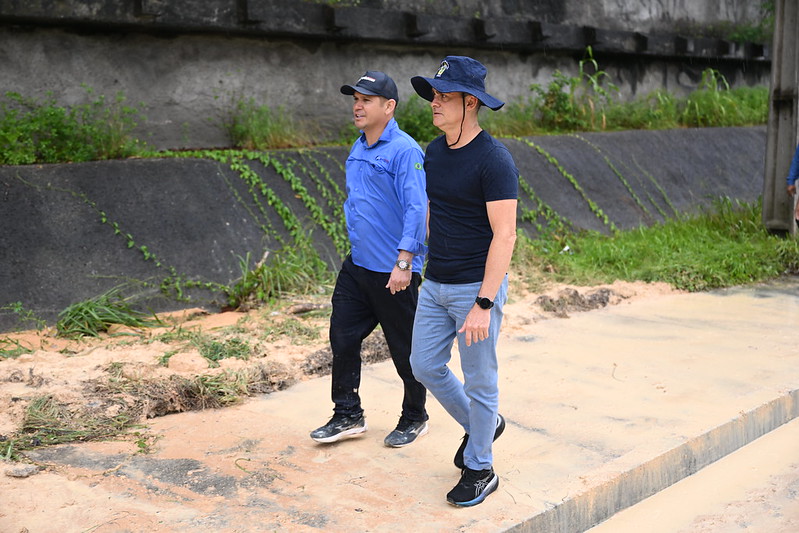 Avenida das Torres é liberada após deslizamento de barranco