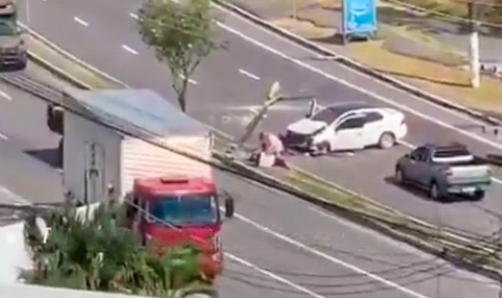 Mãe e filho ficam feridos após grave acidente de carro na Ponta Negra