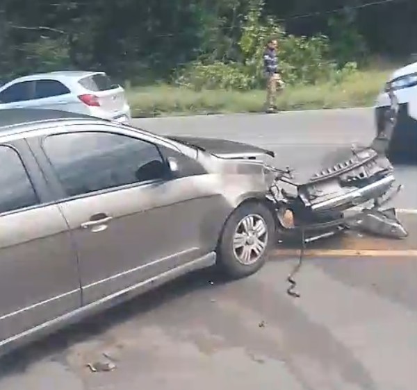 Motociclista sofre fratura exposta ao ser atingido por carro no Tarumã