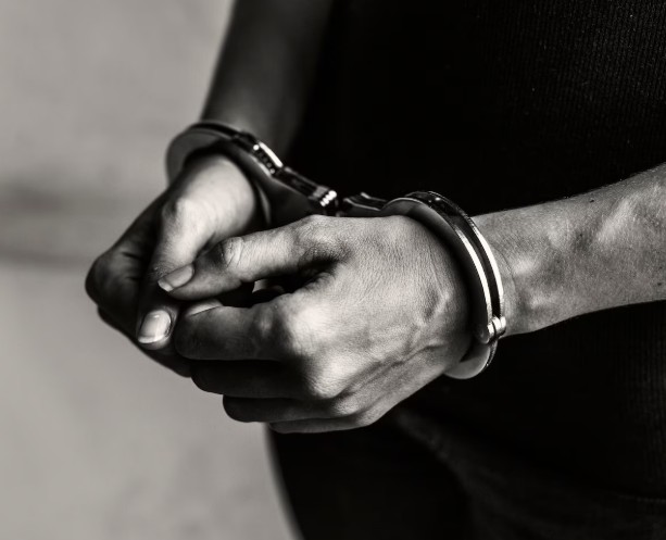 Mãe é presa por esfaquear filho de 13 anos dentro de casa no Jorge Teixeira