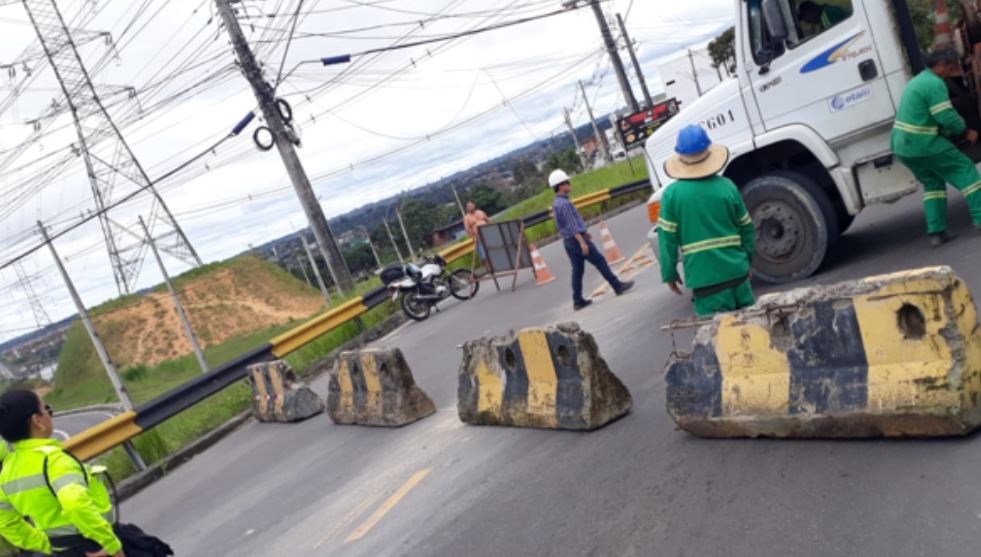 Trecho da Avenida das Torres é interditada para obra emergencial em Manaus