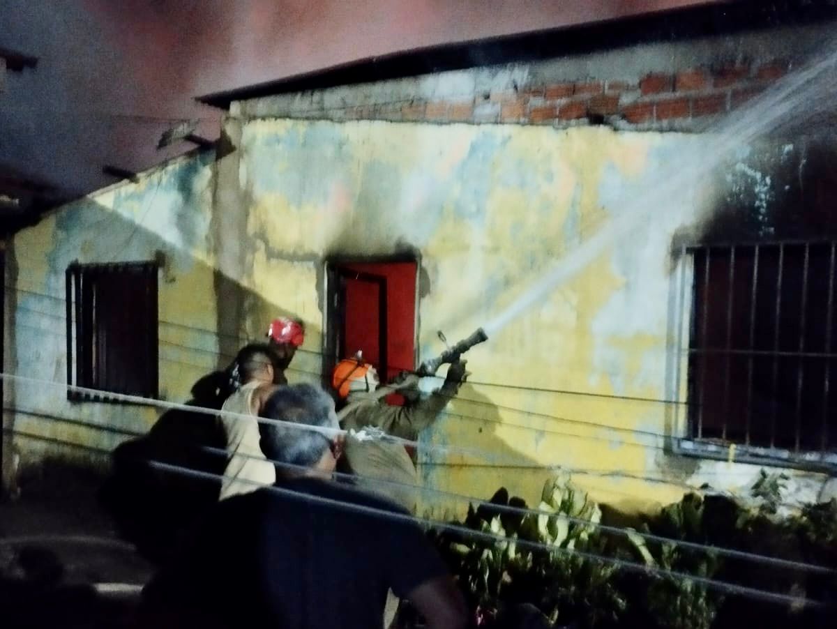 Adolescente escapa de morrer queimado após incêndio em casa no Amazonas