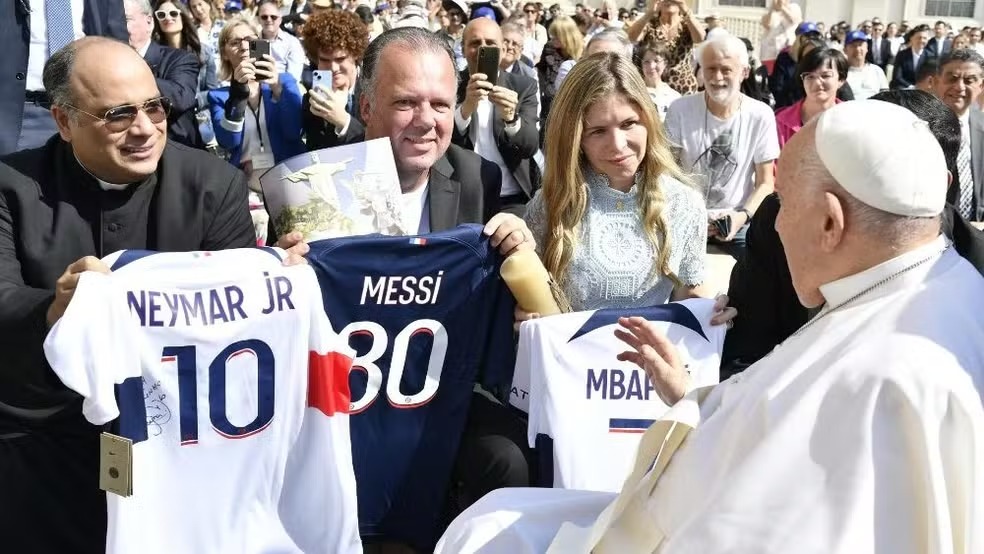 Papa abençoa camisas de Neymar, Messi e Mbappé para leilão destinado ao RS