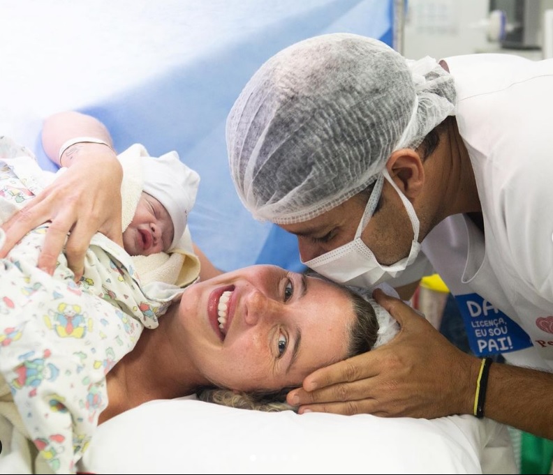 Debby Lagranha dá à luz Arthur, segundo filho com Leandro Amieiro