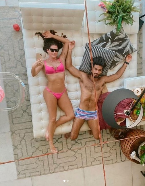 Com espelho no teto, Deborah Secco e marido posam com pouca roupa
