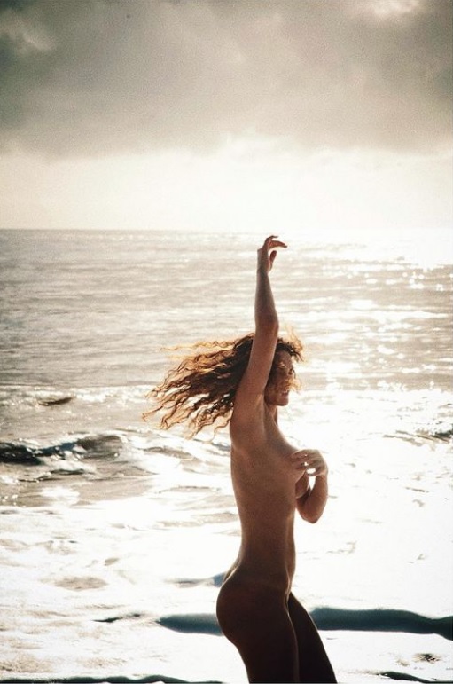 Débora Nascimento é clicada completamente nua em praia