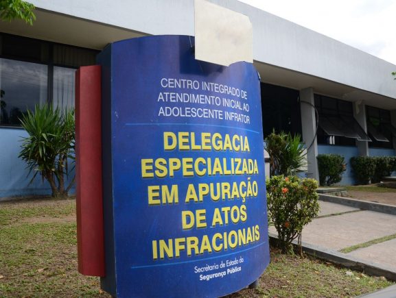 Funcionário é apreendido ao ser flagrado roubando loja no Centro