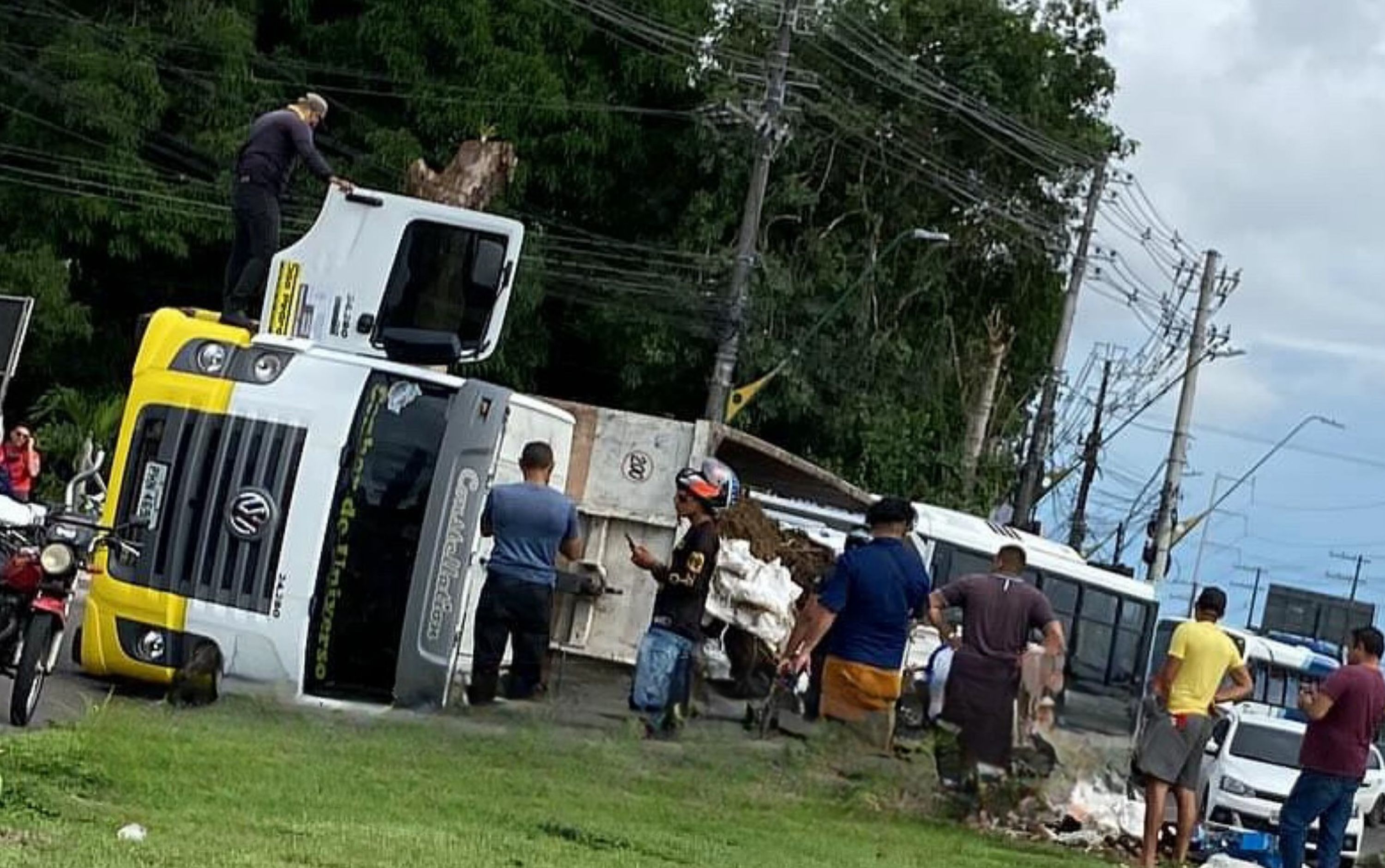 Caçamba tomba em acidente na Torquato Tapajós