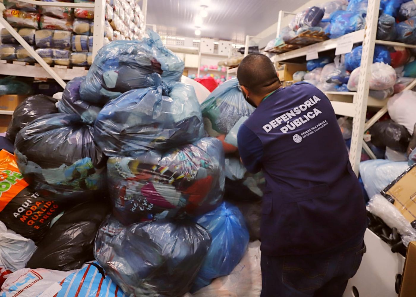 Defensoria entrega arrecadações a vítimas de deslizamento em Manaus