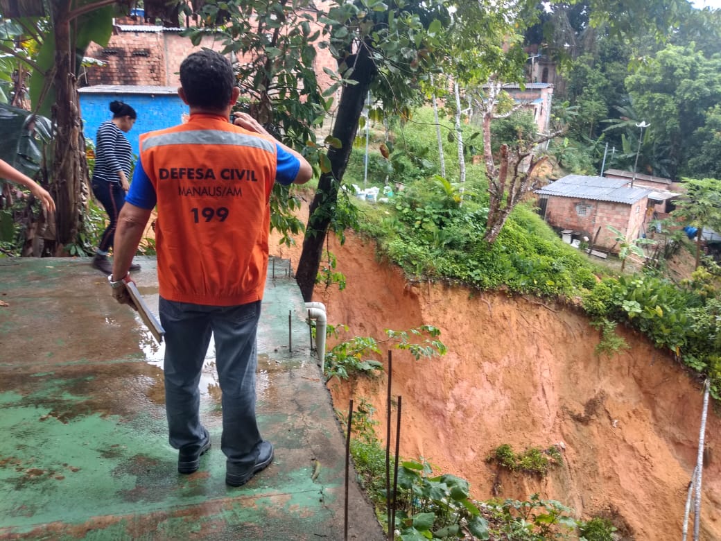 Rip-rap e barrancos desmoronam durante temporal em Manaus