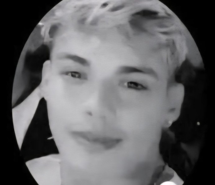 Jovem é brutamente esfaqueado após ser atraído para praça em Manacapuru