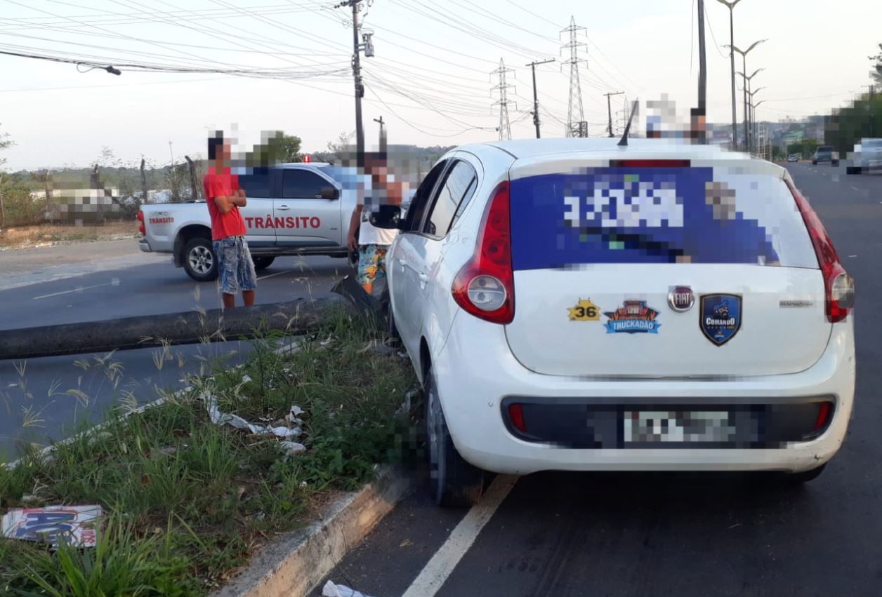 Carro 'arranca' poste e deixa avenida bloqueada após acidente em Manaus
