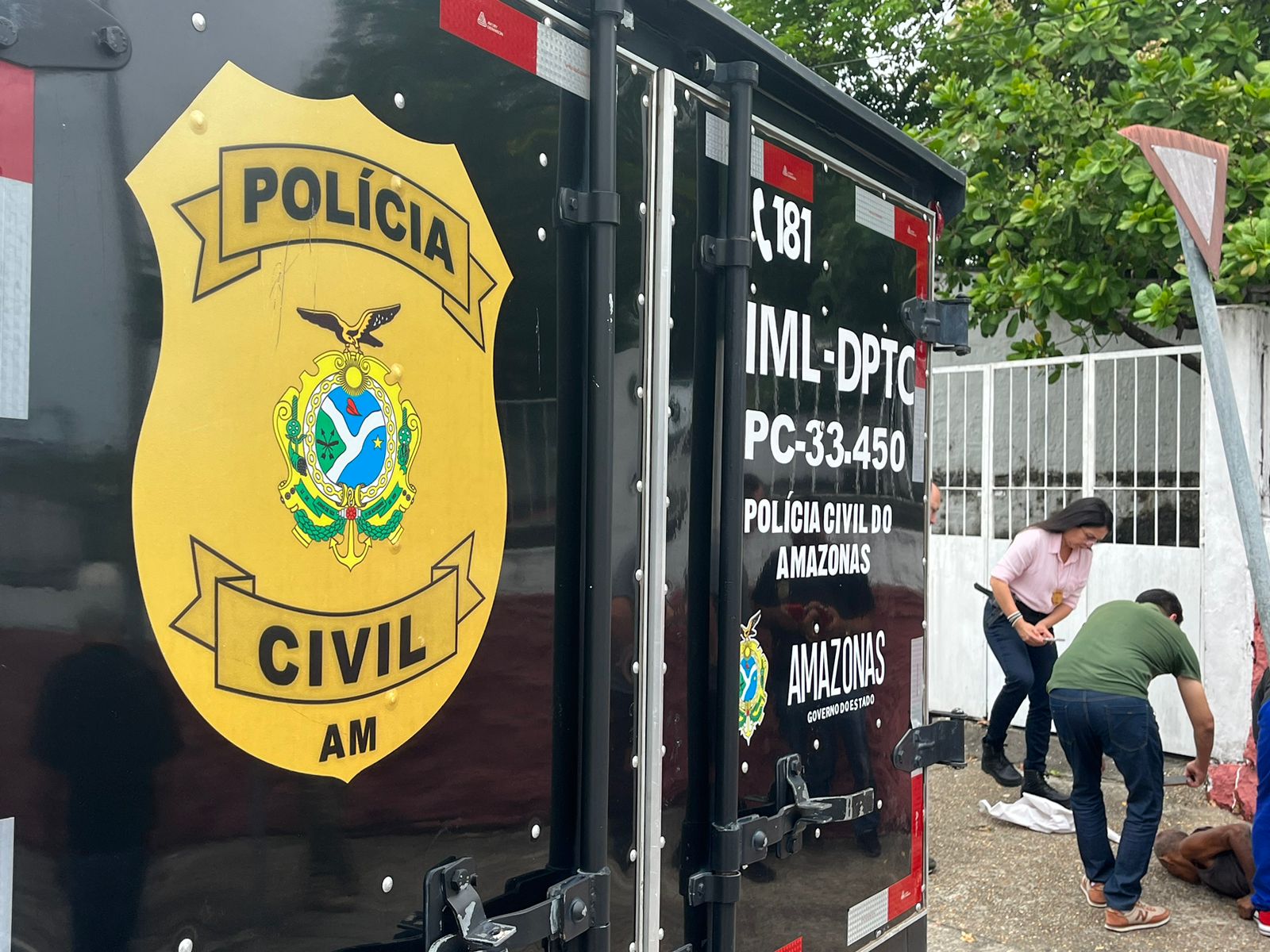 Sentado, homem é achado morto na esquina de rua no Vieiralves