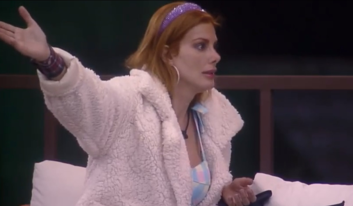 Deborah diz que Deolane está cometendo crime em A Fazenda: ‘preciso de ajuda de uma autoridade'