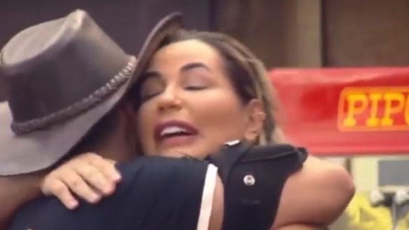 Deolane Bezerra cai no choro ao falar de MC Kevin em A Fazenda; vídeo