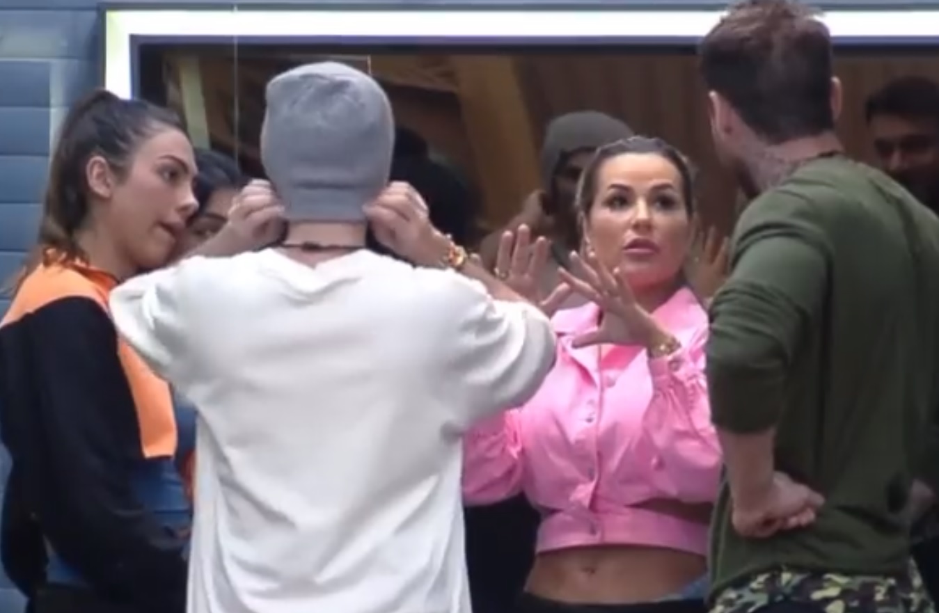 Alex conta para Deolane que Vini disse ter negado droga para ela em balada