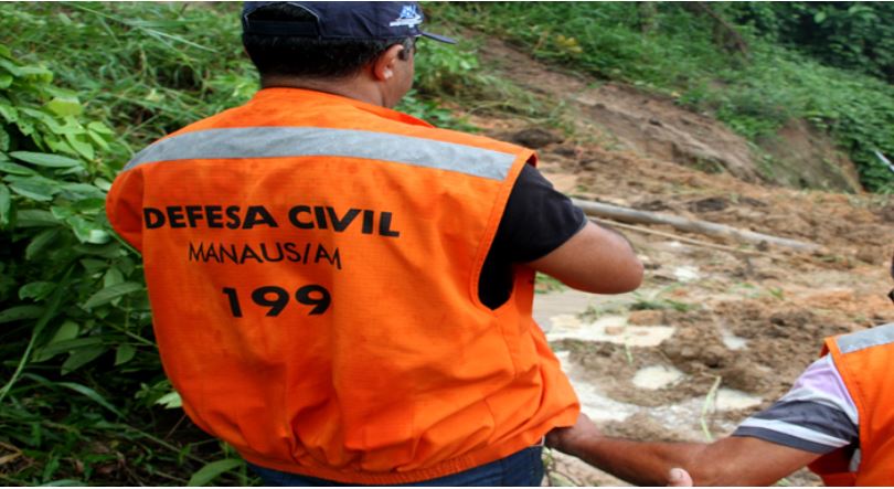 Chuva faz casa desabar durante madrugada do Dia das Mães em Manaus