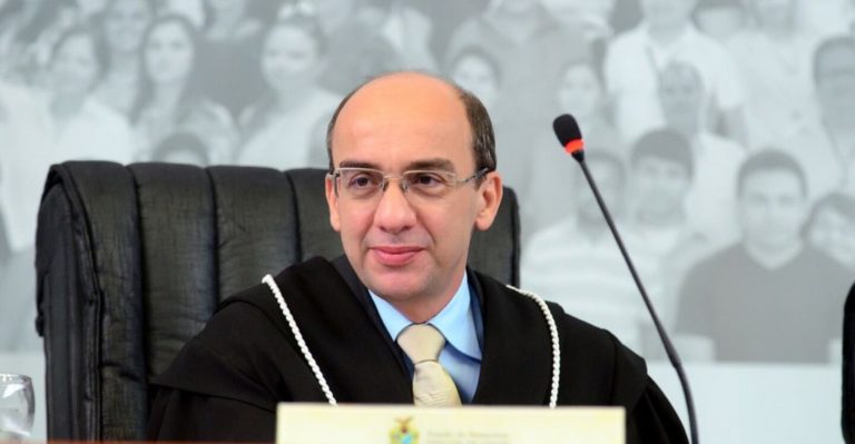 TCE-AM empossa Érico Desterro como presidente nesta terça