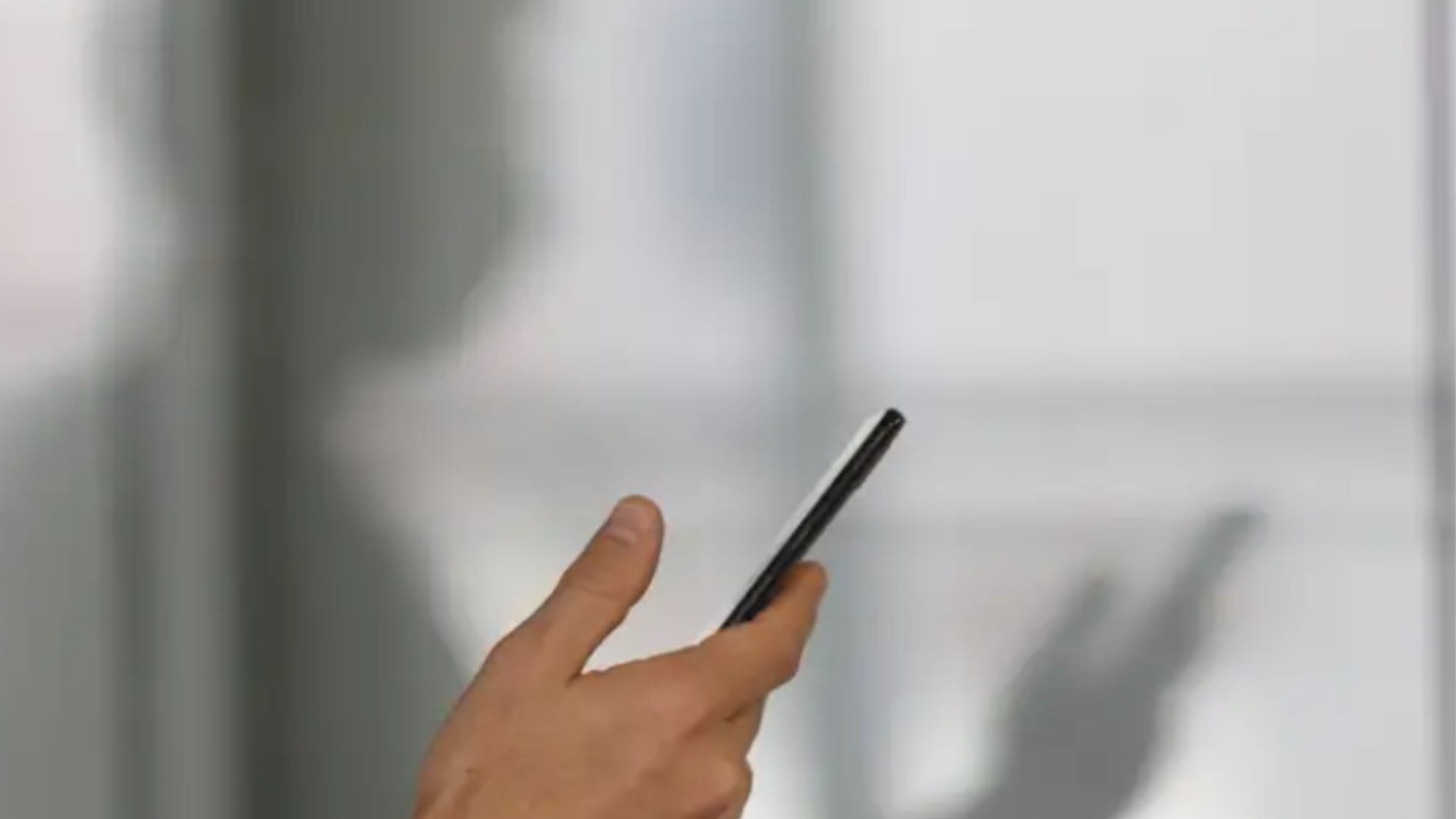 Jovens relatam melhora nos estudos e nas conversas após veto a celular na escola