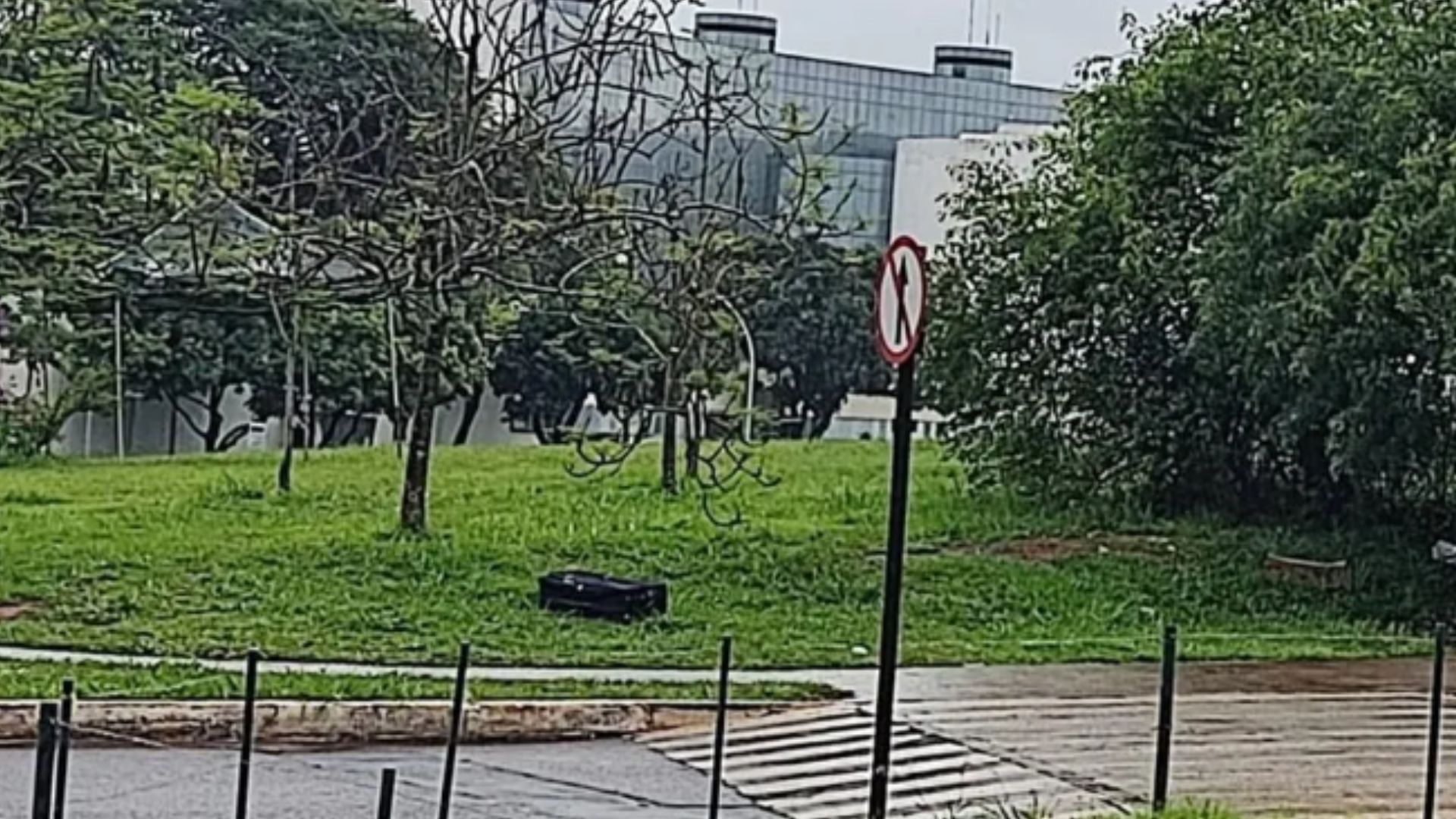 Mala abandonada perto da Câmara mobiliza Esquadrão Antibomba em Brasília
