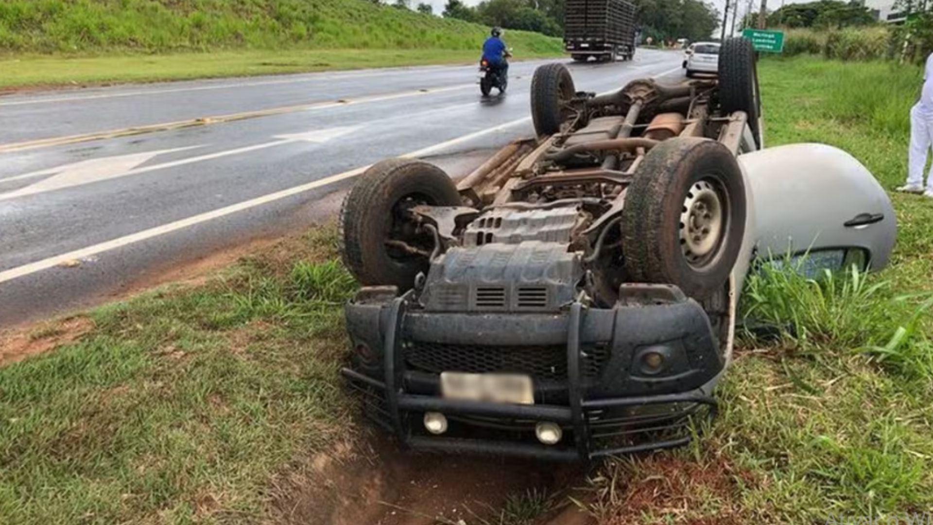 Prefeito e esposa grávida de 9 meses ficam feridos após caminhonete capotar