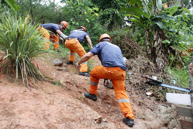 Temporal violento faz casa desabar e barrancos desmoronarem em Manaus