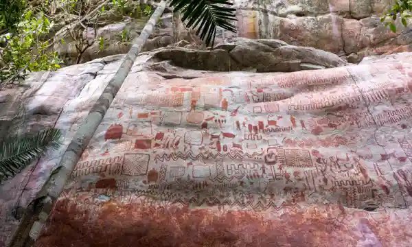 Desenhos de mais de 12 mil anos são encontrados em penhasco na Amazônia