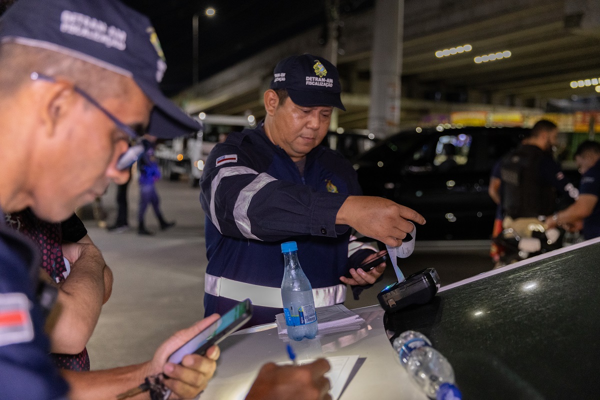Detran flagra motorista embriagado durante operação em Manaus