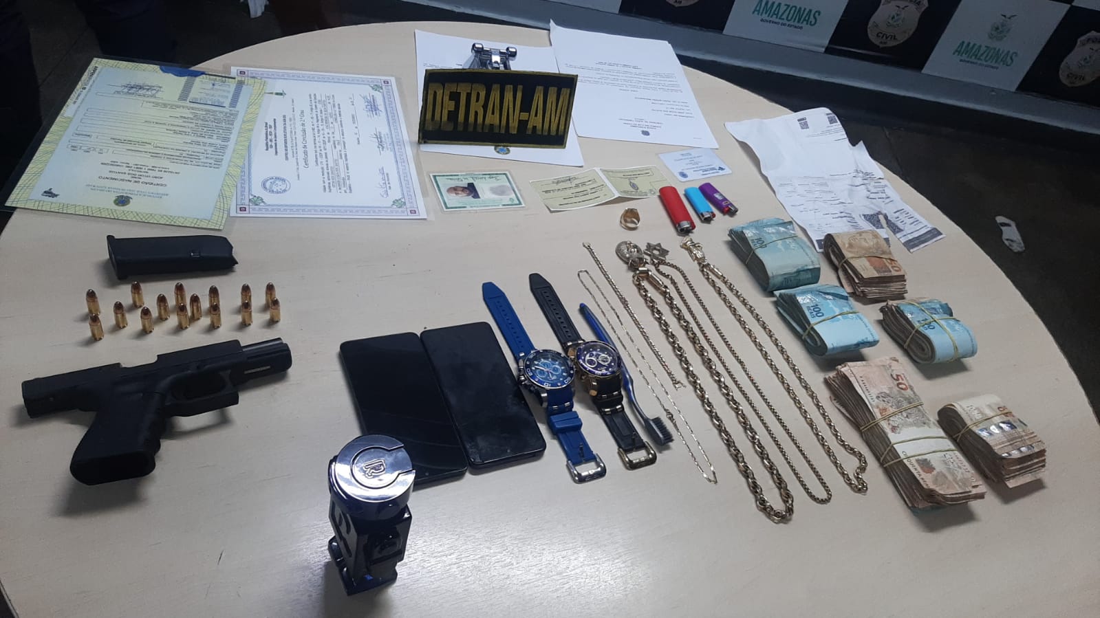 Homem usa RG falso em blitz e acaba preso com arsenal e R$ 48 mil em Manaus