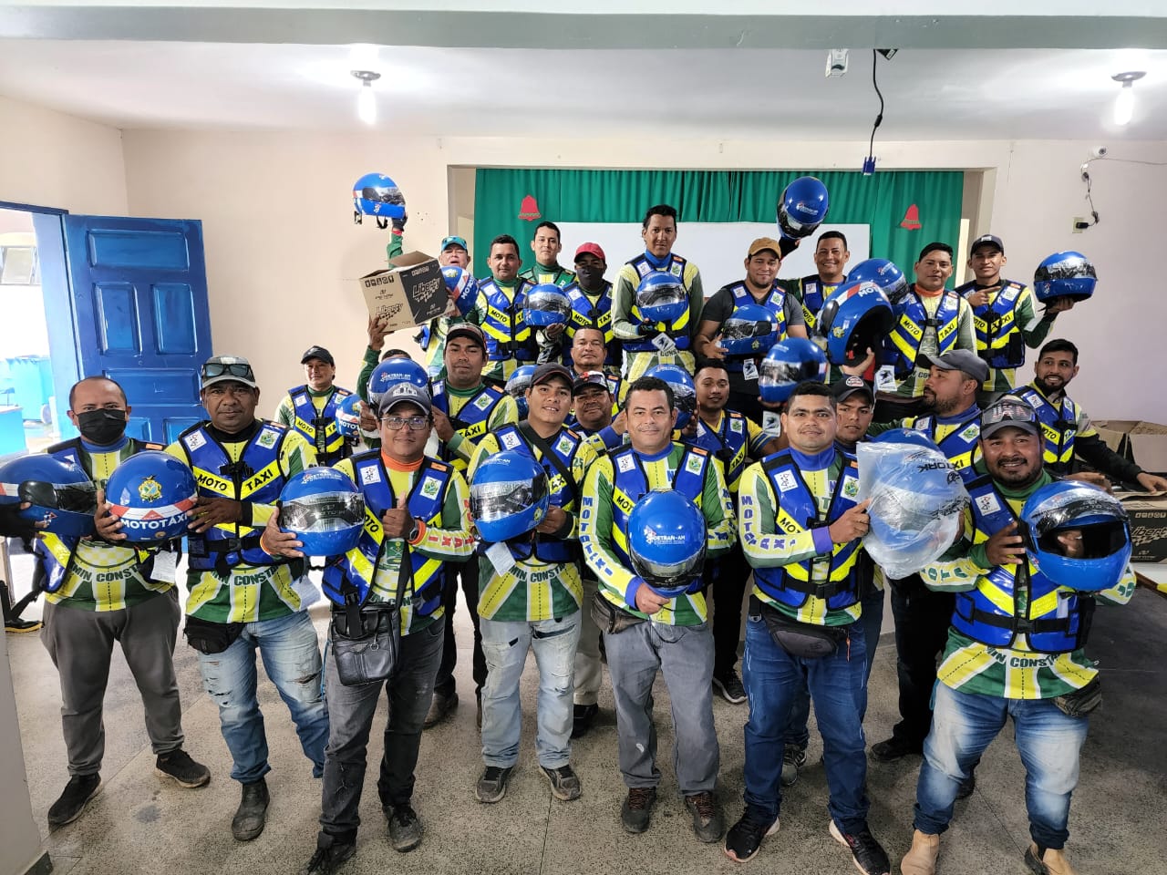 Governo entrega kits de segurança para mototaxistas no interior do Amazonas