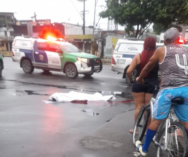 Homem é assassinado a facadas no meio de avenida em Manaus 