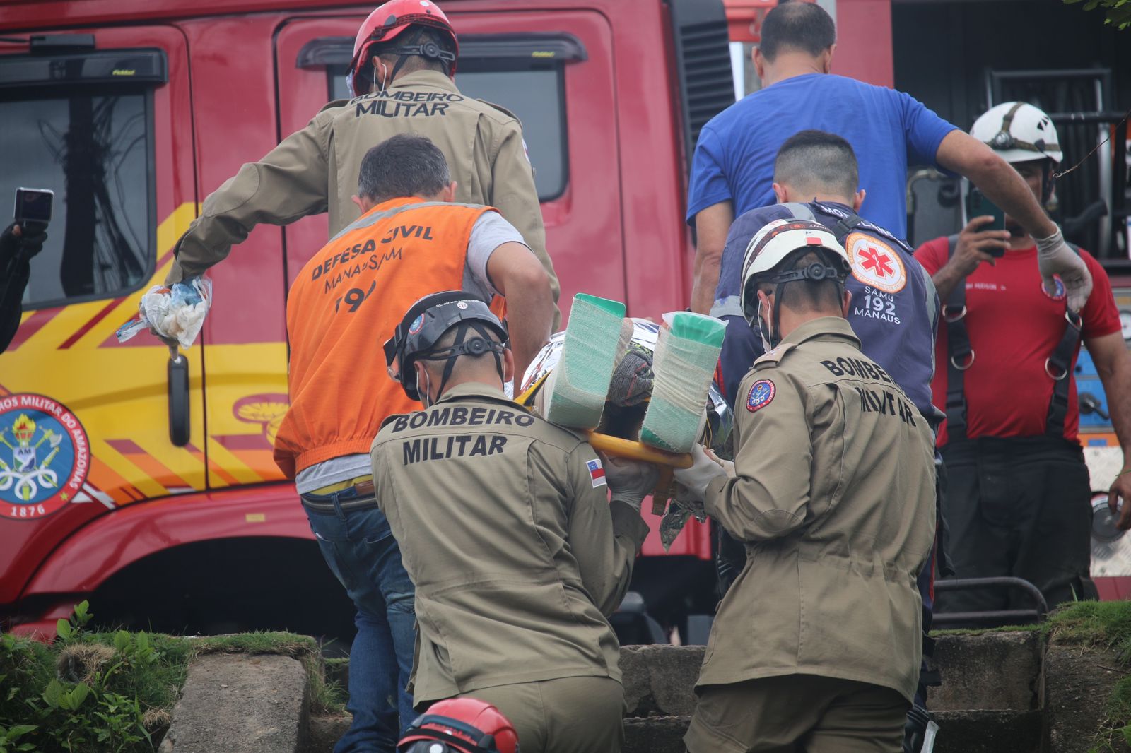 Mais de 50 bombeiros atuam em resgate de família soterrada na Redenção