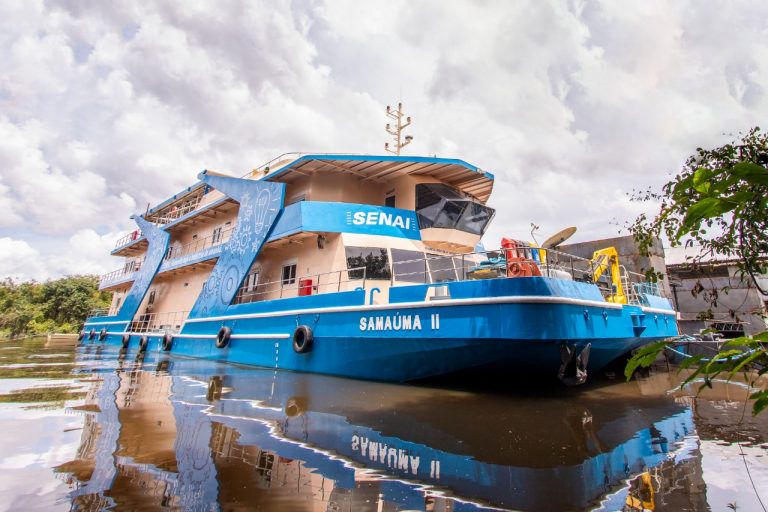 Barco-Escola Samaúma II oferece 21 cursos profissionalizantes no Amazonas