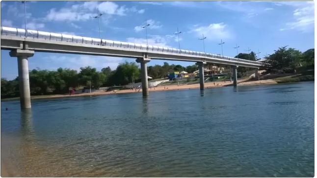 Barco com PMs e servidor naufraga em rio