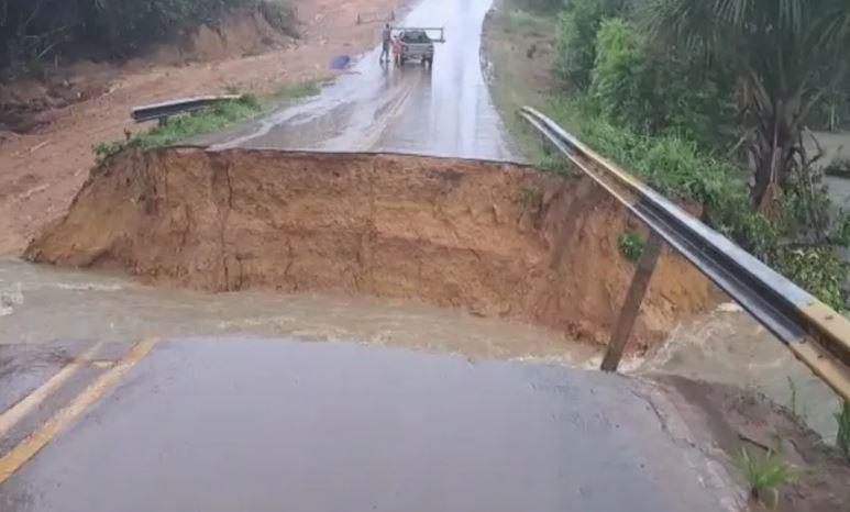 Trecho da AM-010 que desabou recebe ponte improvisada 