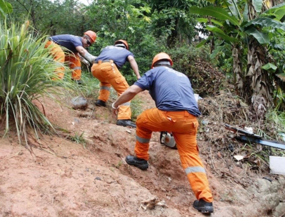 Duas casas desabam durante forte chuva em Manaus