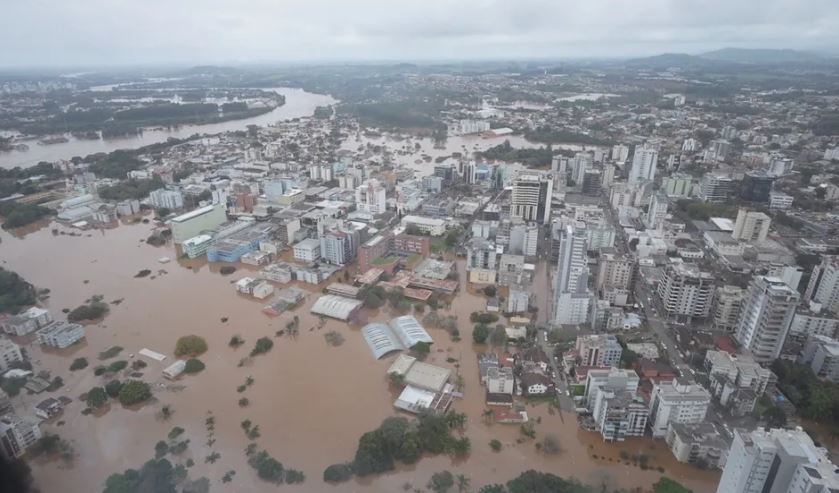 Ciclone devasta 66 cidades e mata 27 pessoas no Rio Grande do Sul