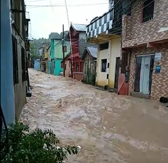 Rua vira mar de lama e casas são inundadas durante chuva em Manaus 