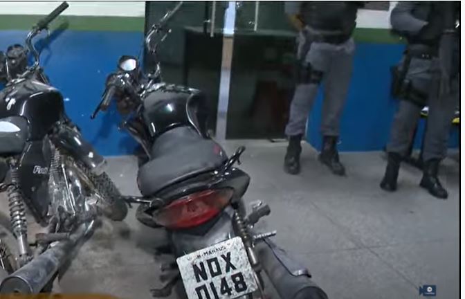 Casal é preso ao tentar vender motocicleta roubada em site em Manaus