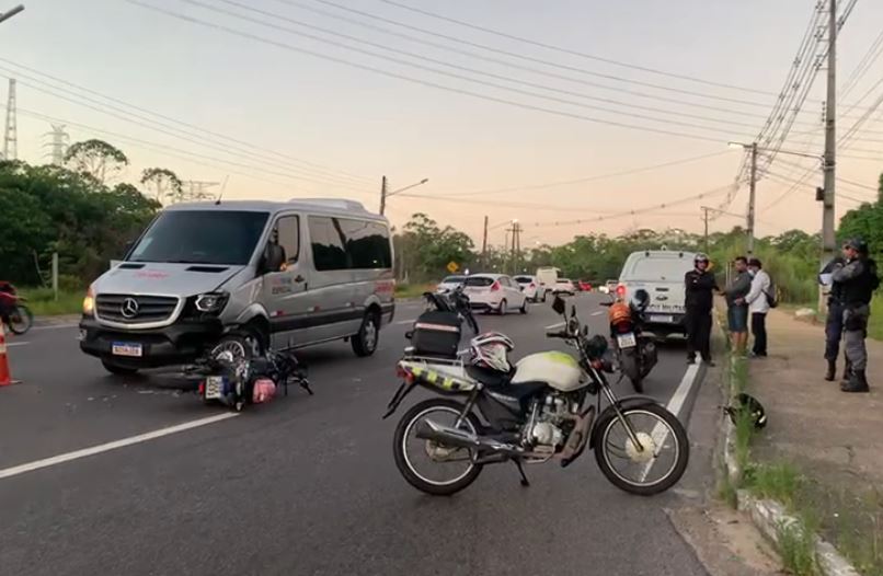 Acidente deixa motoqueiro ferido e paralisa trânsito em Manaus