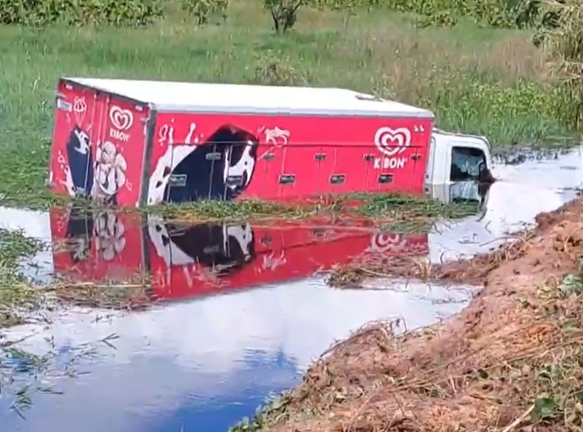 Caminhão de sorvetes despenca dentro de igarapé na AM-010