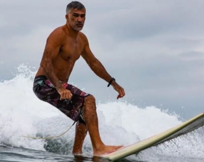 Salva-vidas morre ao sofrer mal súbito enquanto surfava 