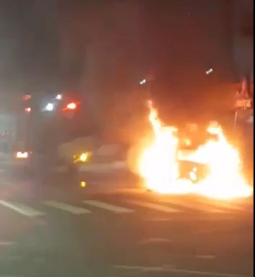Carro é consumido durante incêndio em avenida de Manaus 