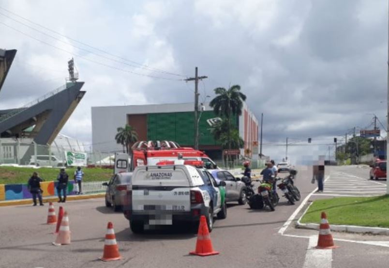 Acidente entre carro e motocicleta deixa piloto ferido em avenida de Manaus