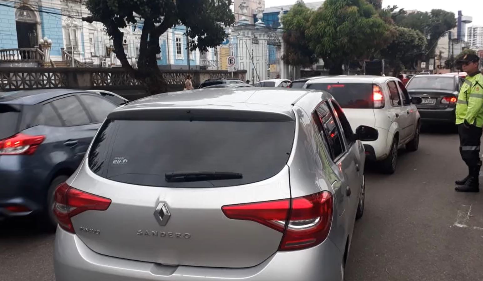 Candidatos enfrentam congestionamento em dia de prova da PC em Manaus